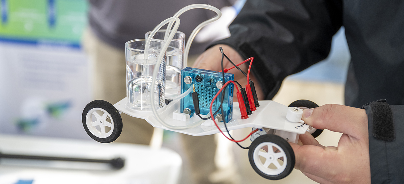 Powering hydrogen cars with solar and wind energy